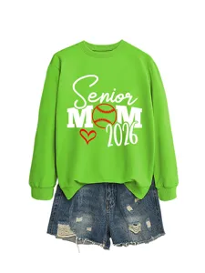 Vue détaillée du sweat-shirt vert vif avec le motif imprimé baseball senior mom 2026.