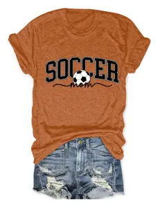 Détail rapproché d'un t-shirt graphique orange décontracté avec texte soccer mom et short.