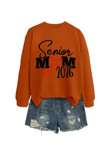 Sweat-shirt graphique orange maman senior 2026 assorti avec short en denim tenue décontractée.
