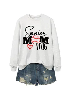 Vue detaillee d'un sweat gris a motif Senior Mom 2026 associe a un short en jean.