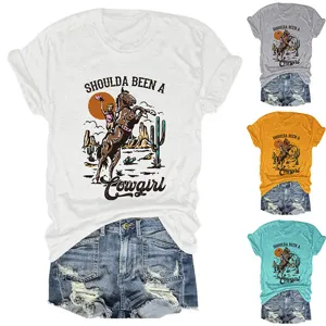 Maglietta grafica da donna a maniche corte girocollo con stampa cowgirl western e pantaloncini.