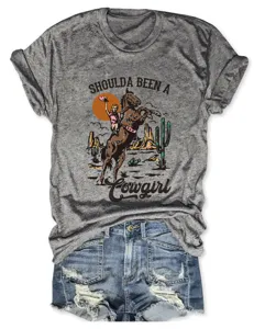 T-shirt grafica grigia a maniche corte con stampa da cowgirl e pantaloncini di jeans blu.