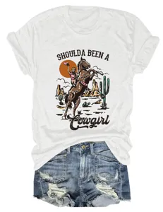 T-shirt girocollo a maniche corte con stampa western vintage abbinata a shorts di jeans strappati.