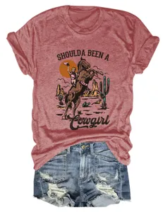 T-shirt a maniche corte con grafica cowgirl western vintage abbinata a pantaloncini di jeans.