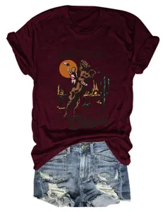 T-shirt manica corta bordeaux con stampa grafica cowgirl, top casual girocollo.