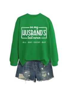 Grüner Pullover mit Buchstaben-Print kombiniert mit modischer Destroyed Jeansshorts.