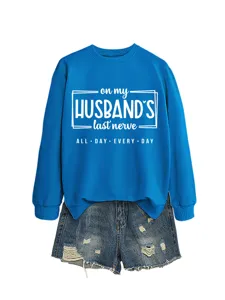 Detailansicht des lässigen blauen Sweatshirts mit lustigem Textdruck und stylischen Jeansshorts.