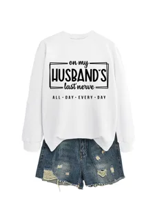 Nahaufnahme des lässigen weißen Sweatshirts mit Aufdruck, bequemer Stoff und Design.