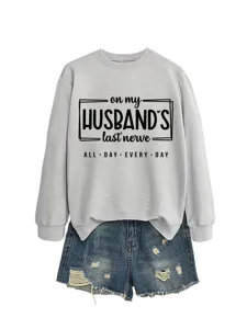 Lässiger grauer langärmliger Rundhals-Pullover mit witzigem Buchstabenprint und Jeansshorts.