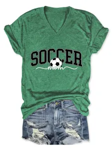 T-shirt graphique vert a col en V Soccer Mom associe a un short en jean dechire.