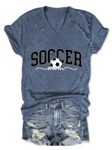 Vue détaillée du t-shirt à manches courtes et col V décontracté avec imprimé footballeuse.