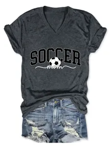 Gros plan sur le t-shirt gris foncé à col V et manches courtes avec imprimé et short en denim.