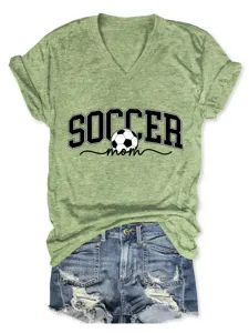 Détail de t-shirt vert à col en V et manches courtes avec imprimé graphique soccer mom.