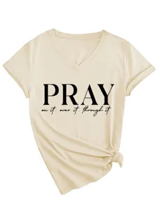 Dettaglio ravvicinato della t-shirt beige da donna a maniche corte con scollo a V e nodo.