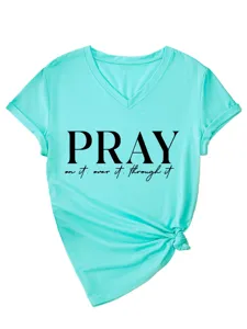 Primo piano t-shirt turchese collo V, dettaglio stampa lettere, manica risvolto, nodo.