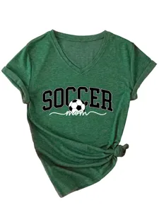 Détail de t-shirt vert à col V et manches courtes avec imprimé soccer mom et nœud.