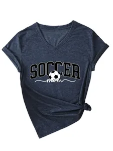 Vue détaillée du t-shirt à manches courtes col V bleu marine maman de foot avec un joli nœud.