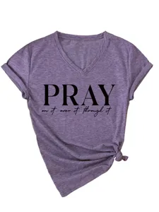 Vista dettagliata della t-shirt da donna viola melange con scollo a V e stampa motivazionale.