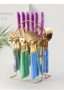 Set di posate in acciaio inossidabile con manici effetto marmo e supporto dorato per cucina.