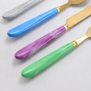 Set di posate in acciaio inossidabile con manici in marmo colorato, elegante servizio.