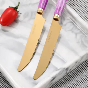 Set di coltelli da bistecca in acciaio inossidabile dorato con manici marmorizzati viola.