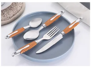 Juego de cubiertos de acero inoxidable con mango de madera, vista detallada de cuchillo, tenedor y cuchara.