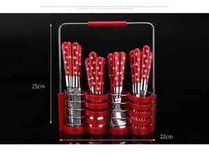 Juego de cubiertos de acero inoxidable de 24 piezas con mangos de lunares rojos y soporte.