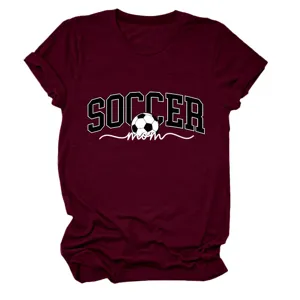 T-shirt à manches courtes bordeaux pour femme avec impression graphique soccer mom.