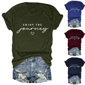 Dettaglio in primo piano della t-shirt a maniche corte da donna con stampa grafica.