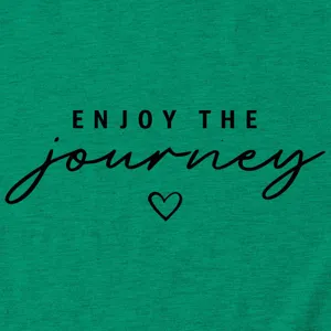 Dettaglio del tessuto della maglietta da donna casual con stampa enjoy the journey.