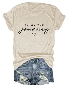 Vista dettagliata della t-shirt casual da donna a maniche cortee con stampa.