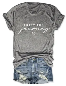 Vista dettagliata di una t-shirt grigia casual con stampa di testo stimolante e pantaloncini in denim.