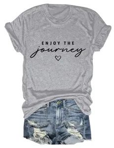 Maglietta grigia a maniche corte con stampa enjoy the journey e pantaloncini denim.