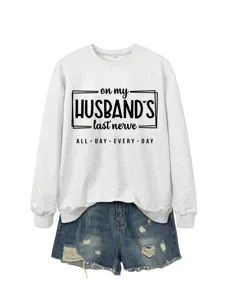 Lässiger Langarm-Sweatshirt mit Rundhalsausschnitt und Jeansshorts, lustiger Druck.