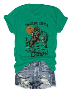 Maglietta verde vintage con stampa grafica cowgirl abbinata a pantaloncini in denim.