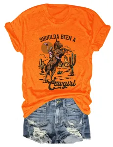 Vista dettagliata della t-shirt a maniche corte con stampa grafica da cowgirl arancione.