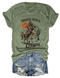 T-shirt con stampa vintage abbinata a pantaloncini di jeans strappati per un look casual.