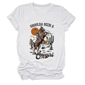 Vista dettagliata della t-shirt bianca a maniche corte con una stampa grafica western cowgirl.