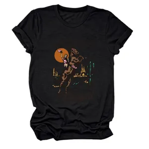 Vista dettagliata della stampa cowgirl vintage su questa elegante t-shirt nera a maniche corte.