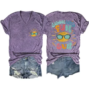 Lässiges Damen V-Ausschnitt Kurzarm T-Shirt mit Grafikprint und Jeansshorts für Sommer.
