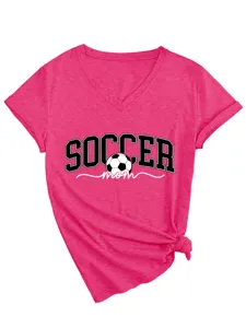 T-shirt femme rose à col V et manches courtes avec imprimé soccer mom et nœud stylé.