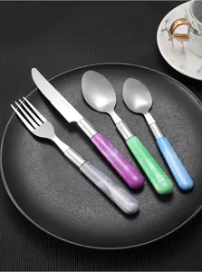 Edelstahl Besteckset mit Marmormuster Griffen, elegante Essbesteck Küchenutensilien.