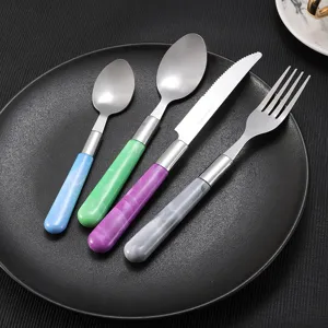 Edelstahl Besteckset mit Marmormuster Griffen, elegantes Essbesteck für Küche und Tisch.