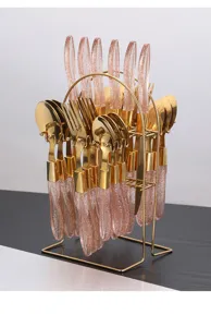 Luxe roestvrijstalen bestekset met roze glanzende handgrepen en gouden opbergrek.