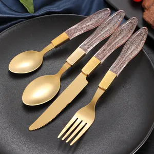 RVS bestekset met glinsterende kristallen handvatten, gouden dinermes, vork en lepel set.