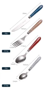 Dettaglio del set di posate in acciaio inox con manici glitterati, coltello, forchetta e cucchiai.