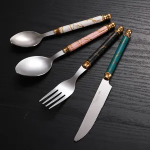 Juego de cubiertos de lujo nórdico de acero inoxidable con mango con patrón de mármol.