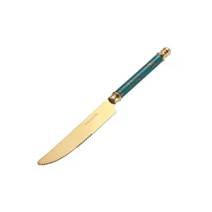 Cuchillo para carne de lujo nórdico bañado en oro con mango de mármol verde elegante