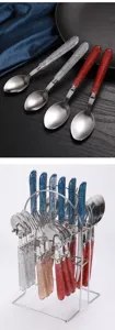 Set di posate in acciaio inossidabile con manici glitterati, elegante servizio da tavola per hotel.