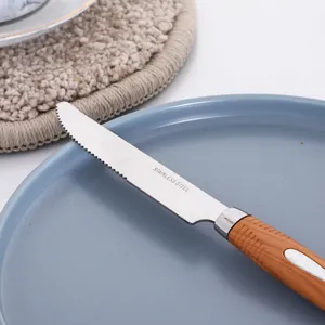Buen cuchillo para carne de acero inoxidable con mango de madera para cocina y mesa.